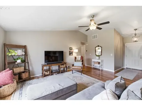 2963 S 7th Place Lebanon OR 97355