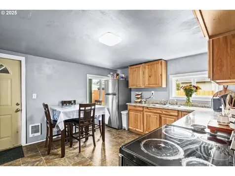 2360 F Street Springfield OR 97477