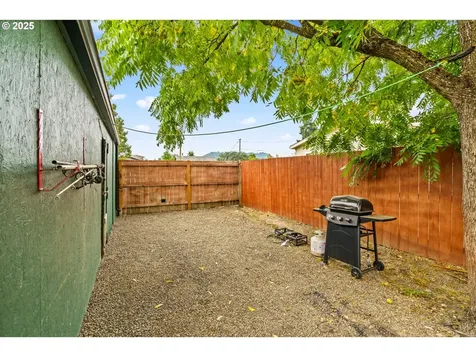 2360 F Street Springfield OR 97477