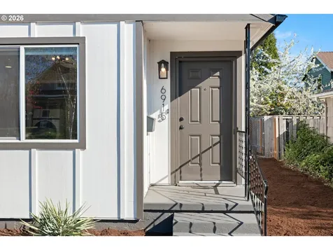 6915 SE Raymond Court Portland OR 97206