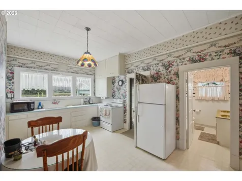 906 C Street Myrtle Point OR 97458