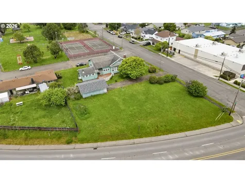 906 C Street Myrtle Point OR 97458