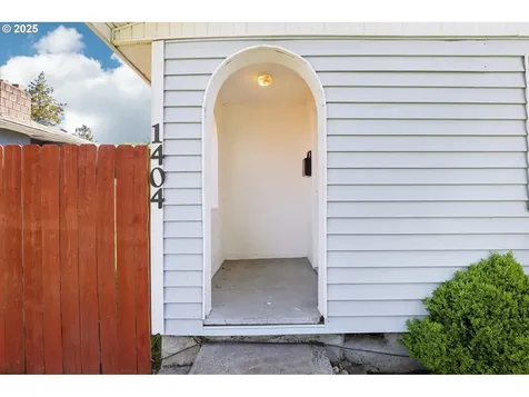 1404 S 8th Avenue Kelso WA 98626