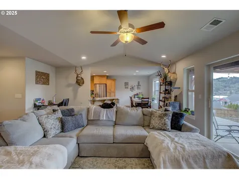 644 NE Cummins Street Roseburg OR 97470