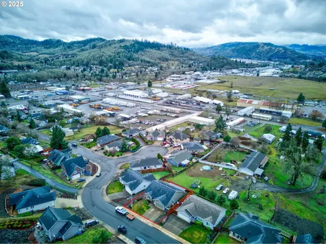 644 NE Cummins Street Roseburg OR 97470