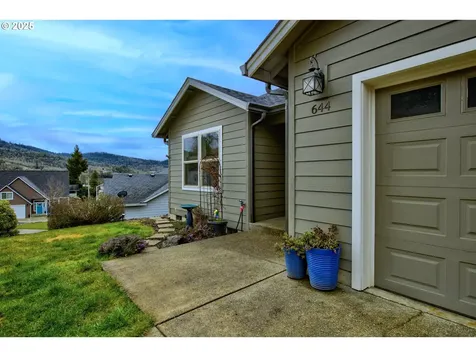 644 NE Cummins Street Roseburg OR 97470