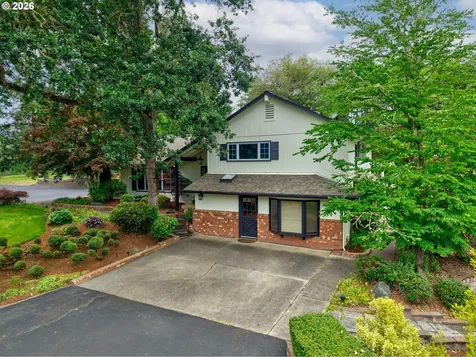 351 Champagne Court Roseburg OR 97471