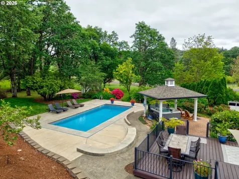 351 Champagne Court Roseburg OR 97471