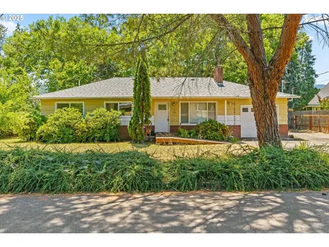 1595 NW Beaumont Avenue Roseburg OR 97471