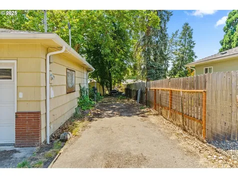 1595 NW Beaumont Avenue Roseburg OR 97471