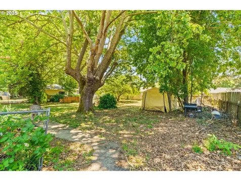 1595 NW Beaumont Avenue Roseburg OR 97471