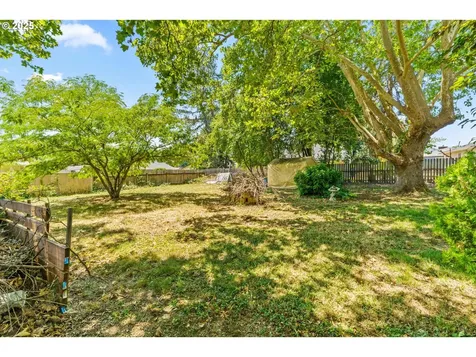 1595 NW Beaumont Avenue Roseburg OR 97471