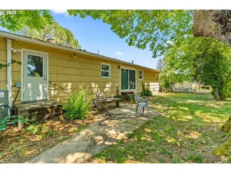 1595 NW Beaumont Avenue Roseburg OR 97471