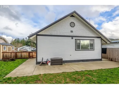 1331 S 6th Street Cottage Grove OR 97424