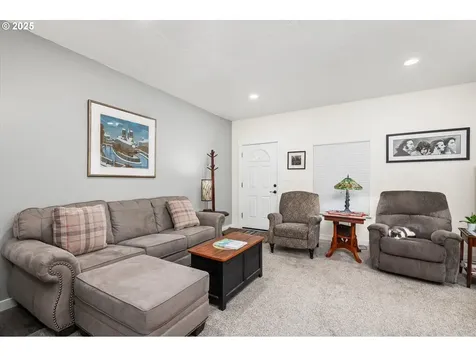1331 S 6th Street Cottage Grove OR 97424