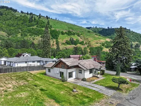 782 NE Center Street White Salmon WA 98672