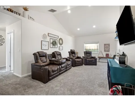 1904 S 6th Street Cottage Grove OR 97424