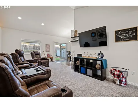 1904 S 6th Street Cottage Grove OR 97424