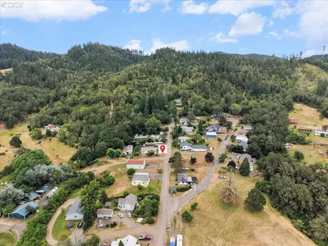 316 Wells Road Oakland OR 97462