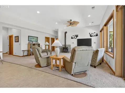89112 Skyhigh Drive Springfield OR 97477