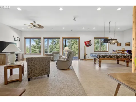 89112 Skyhigh Drive Springfield OR 97477