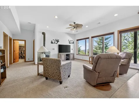 89112 Skyhigh Drive Springfield OR 97477