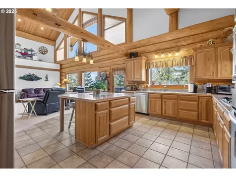 89112 Skyhigh Drive Springfield OR 97477