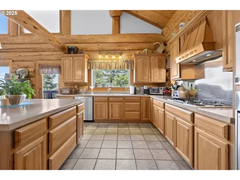89112 Skyhigh Drive Springfield OR 97477