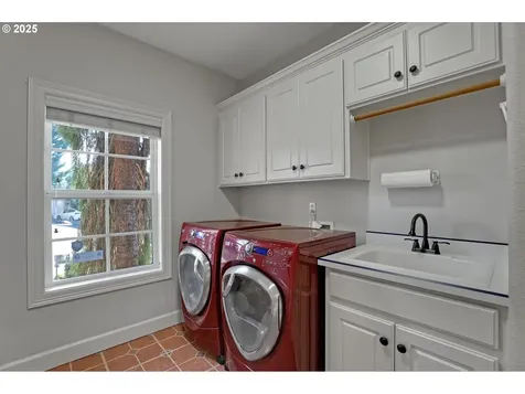 8033 NW Hazeltine Street Portland OR 97229