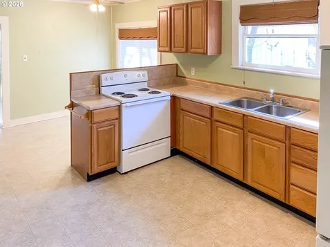 1747 SE Kane Street Roseburg OR 97470