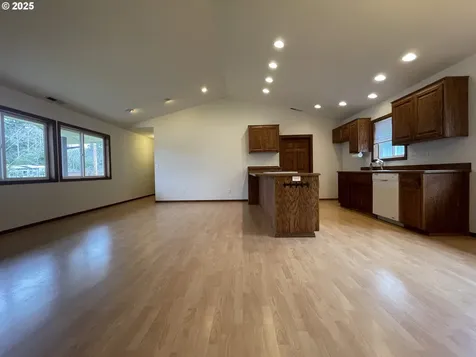 3012 Pine Street North Bend OR 97459