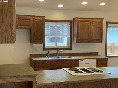3012 Pine Street North Bend OR 97459
