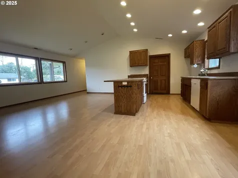 3012 Pine Street North Bend OR 97459