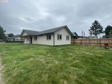 3012 Pine Street North Bend OR 97459