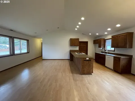 3012 Pine Street North Bend OR 97459