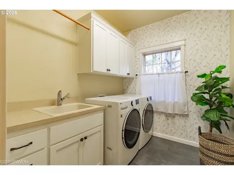2225 Avengale Drive Eugene OR 97408