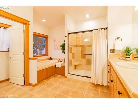 2225 Avengale Drive Eugene OR 97408