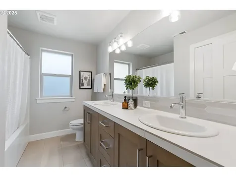 1652 N Sweetgum Street Canby OR 97013