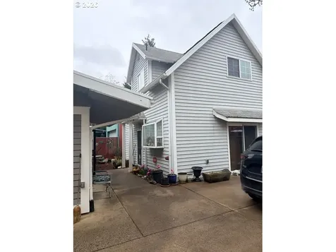 7427 SE Woodstock Boulevard Portland OR 97206