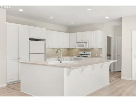 3322 Street Kitts Avenue Eugene OR 97408