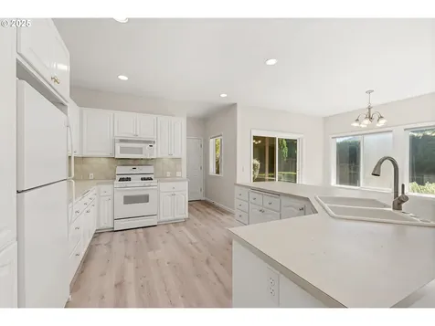 3322 Street Kitts Avenue Eugene OR 97408