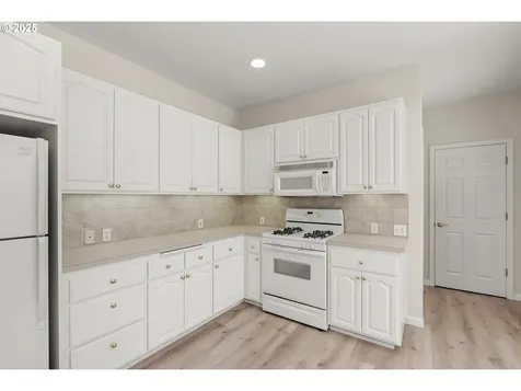 3322 Street Kitts Avenue Eugene OR 97408