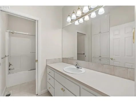 3322 Street Kitts Avenue Eugene OR 97408