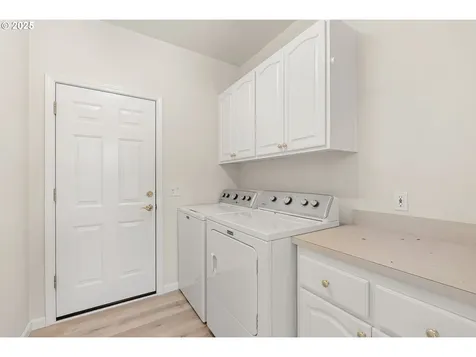 3322 Street Kitts Avenue Eugene OR 97408