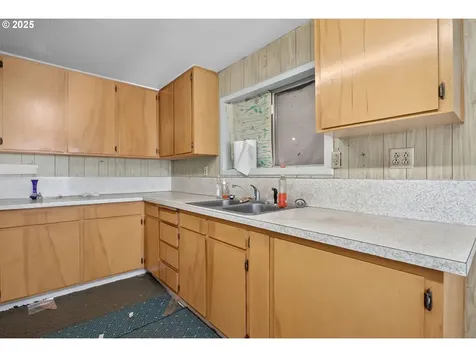 4916 E Street Springfield OR 97478