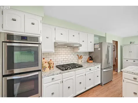 17435 Crownview Drive Gladstone OR 97027