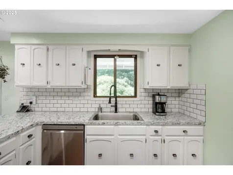 17435 Crownview Drive Gladstone OR 97027