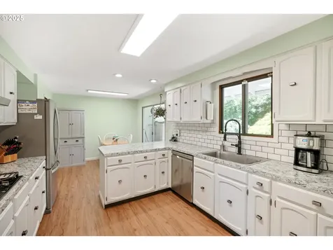 17435 Crownview Drive Gladstone OR 97027