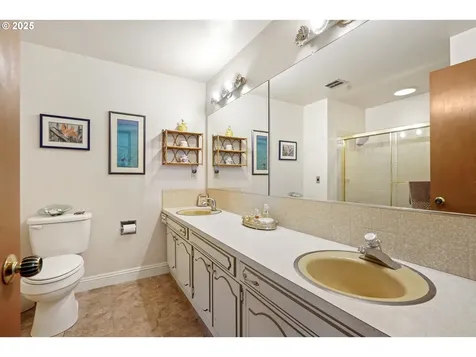 17435 Crownview Drive Gladstone OR 97027