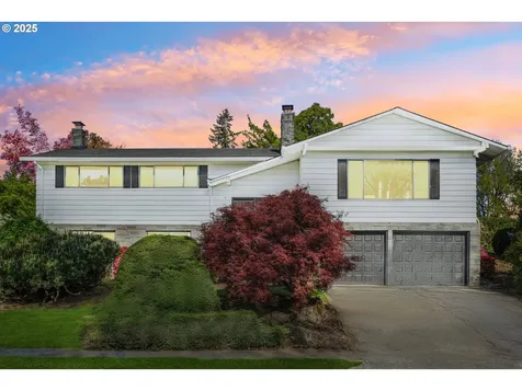 17435 Crownview Drive Gladstone OR 97027